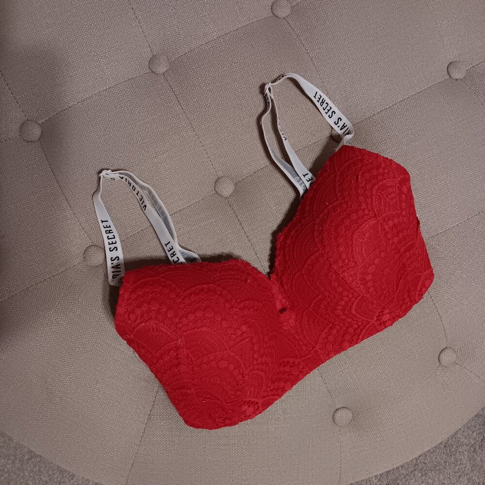 Womans Victoria's Secret red bra 32DDD
